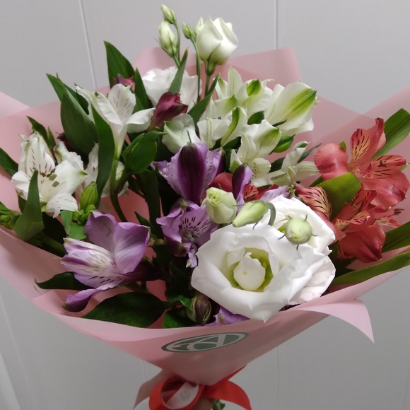Букет из альстромерии микс и лизиантуса - S