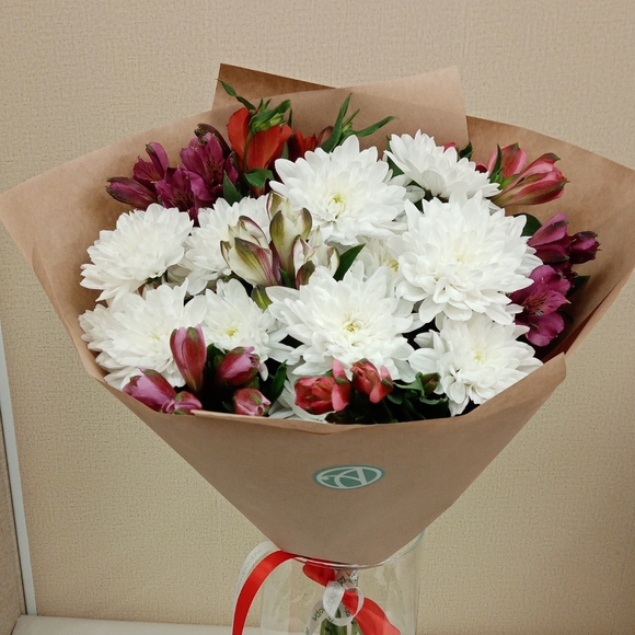 Букет из альстромерии микс и хризантем - M