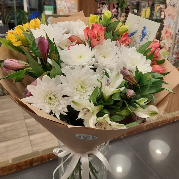 Букет из альстромерии микс и хризантем - M