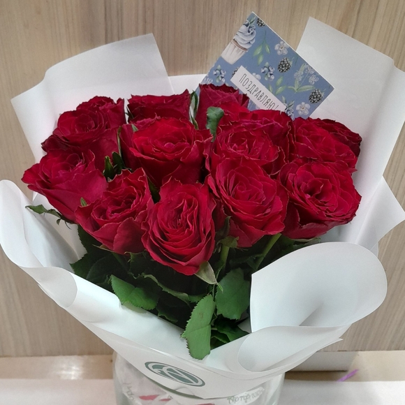 Букет из 15 красных роз Кения (35 см)