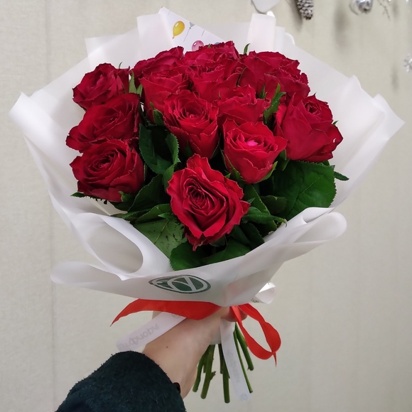 Букет из 15 красных роз Кения (35 см)
