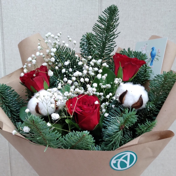Зимний букет-комплимент с красной розой Кения в корейской упаковке