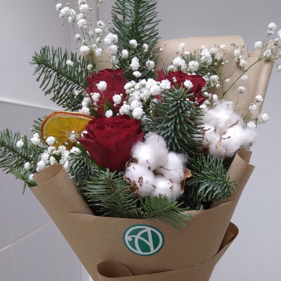 Зимний букет-комплимент с красной розой Кения в корейской упаковке