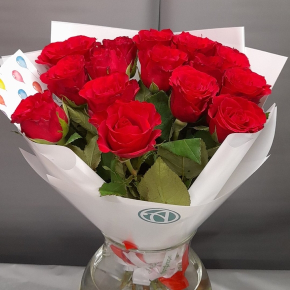 Букет из 15 красных роз Кения (35 см)