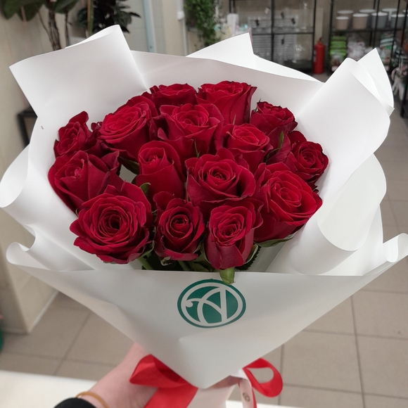 Букет из 15 красных роз Кения (35 см)