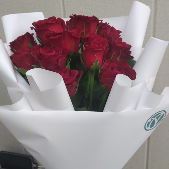 Букет из 15 красных роз Кения (35 см)