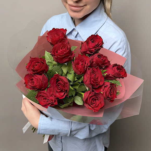 Букет из красных роз Кения в двойной корейской кальке