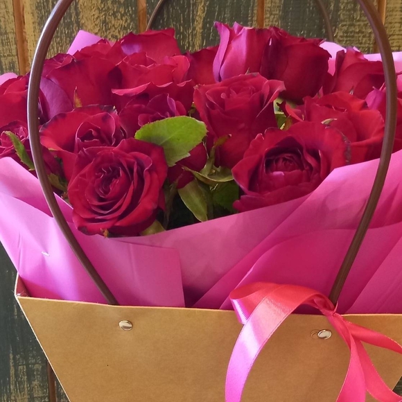 Цветочная сумочка с 15 красными розами (РФ)