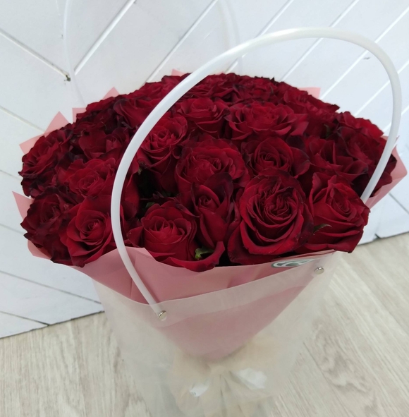Цветочная сумочка с 35 красными розами (РФ)