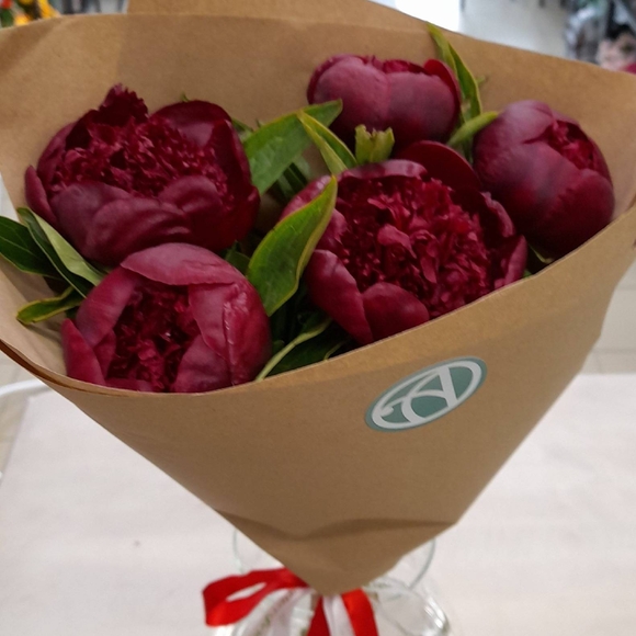 Букет из 5 бордовых пионов (Россия)