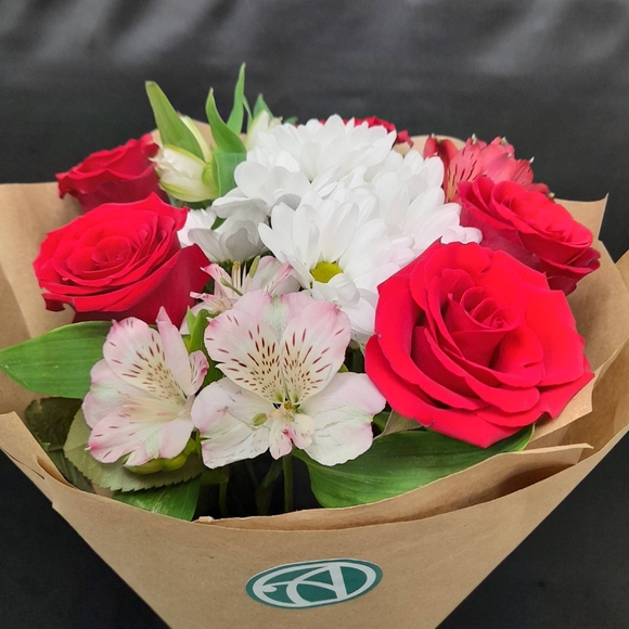 Букет из красных роз, хризантем и альстромерии - S