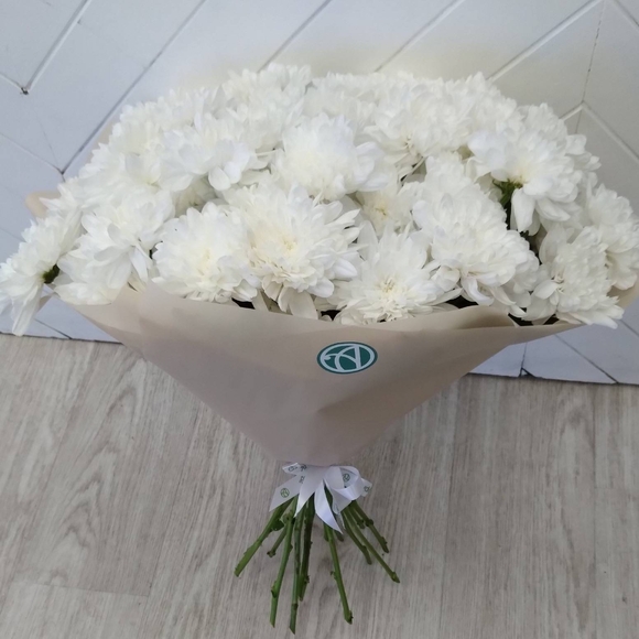 Букет из 9 белых кустовых хризантем