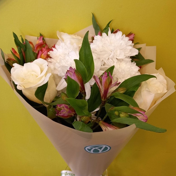 Букет из белых роз, хризантемы и альстромерии микс