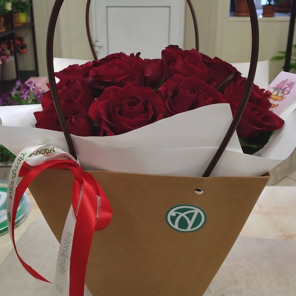 Цветочная сумочка с 15 красными розами (РФ)