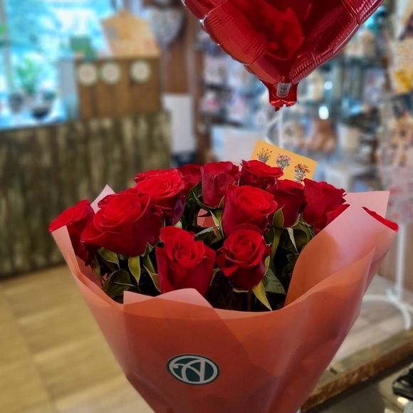 Набор размер M с букетом 15 роз Кения (50 см)
