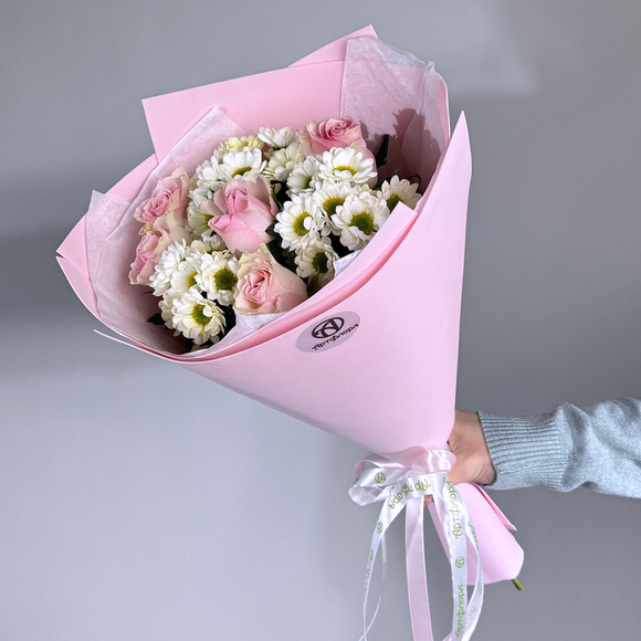 Букет из светло-розовых роз Кения, хризантем Сантини - S