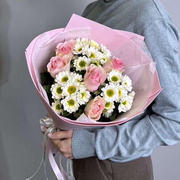 Букет из светло-розовых роз Кения, хризантем Сантини - S