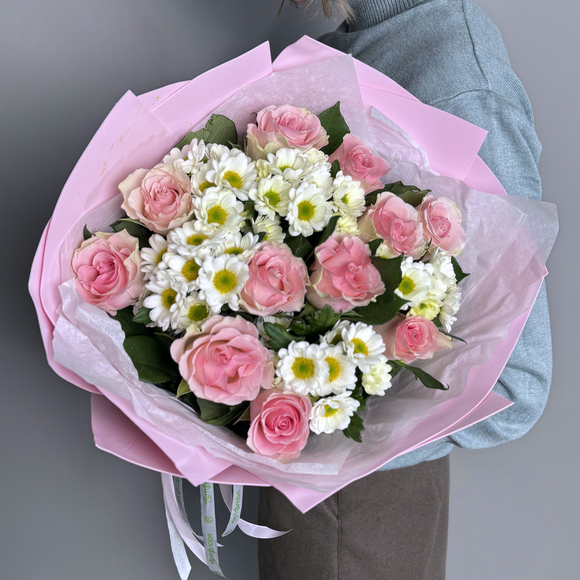 Букет из светло-розовых роз Кения, хризантем Сантини - M