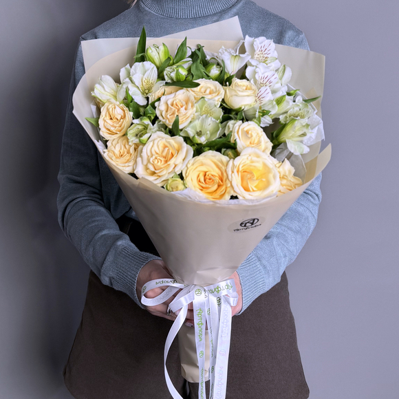 Букет из кремовых кустовых роз и альстромерий - S