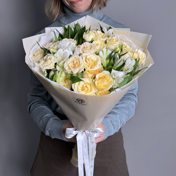 Букет из кремовых кустовых роз и альстромерий - M