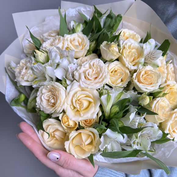 Букет из кремовых кустовых роз и альстромерий - M