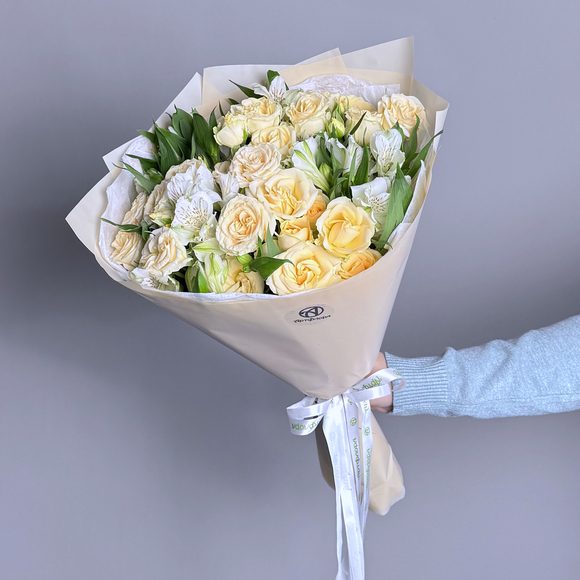 Букет из кремовых кустовых роз и альстромерий - M