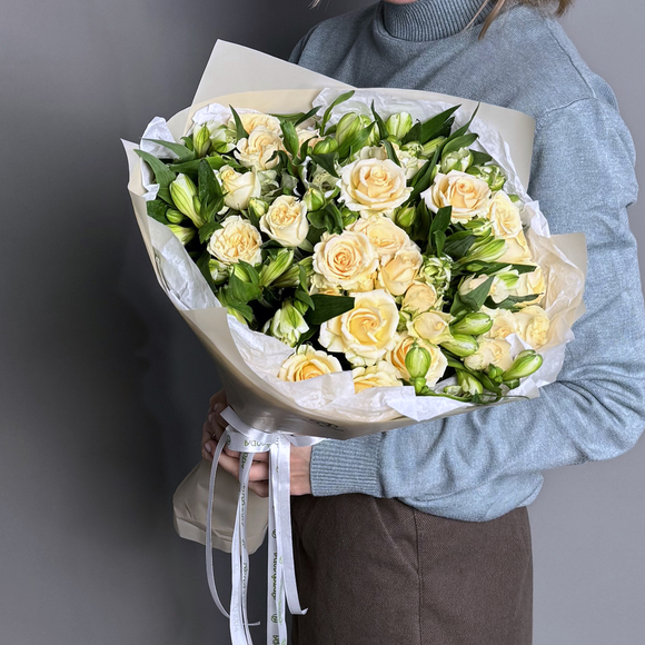 Букет из кремовых кустовых роз и альстромерий - L