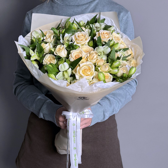 Букет из кремовых кустовых роз и альстромерий - L