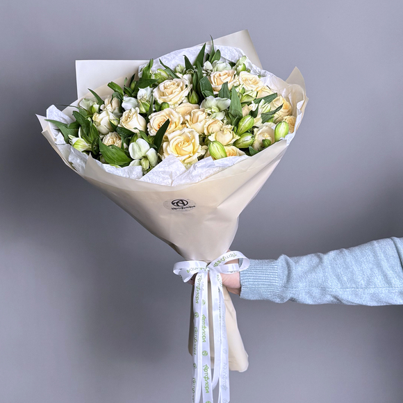 Букет из кремовых кустовых роз и альстромерий - L