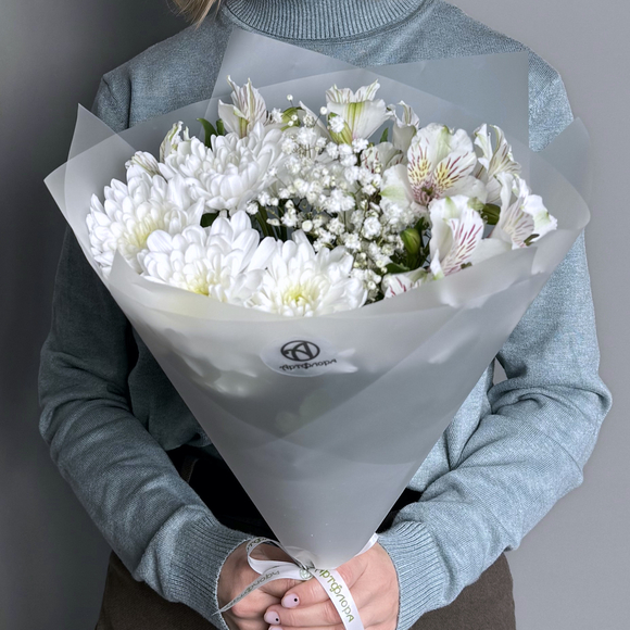 Белоснежный букет из кустовой хризантемы, алстромерий и гипсофилы