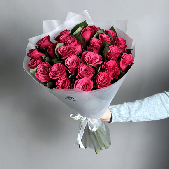 Букет из 25 роз Кения "Такази" (50 см) в матовой упаковке