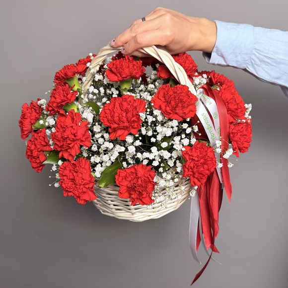 Корзина с красной гвоздикой и гипсофилой