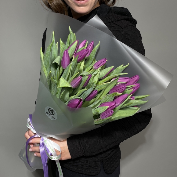 Букет из 25 сиреневых тюльпанов (Голландия) в корейской упаковке