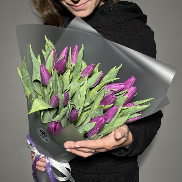 Букет из 25 сиреневых тюльпанов (Голландия) в корейской упаковке