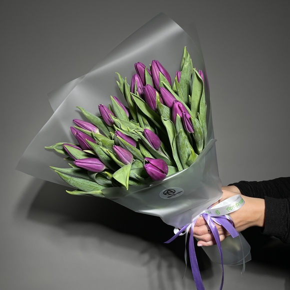 Букет из 25 сиреневых тюльпанов (Голландия) в корейской упаковке