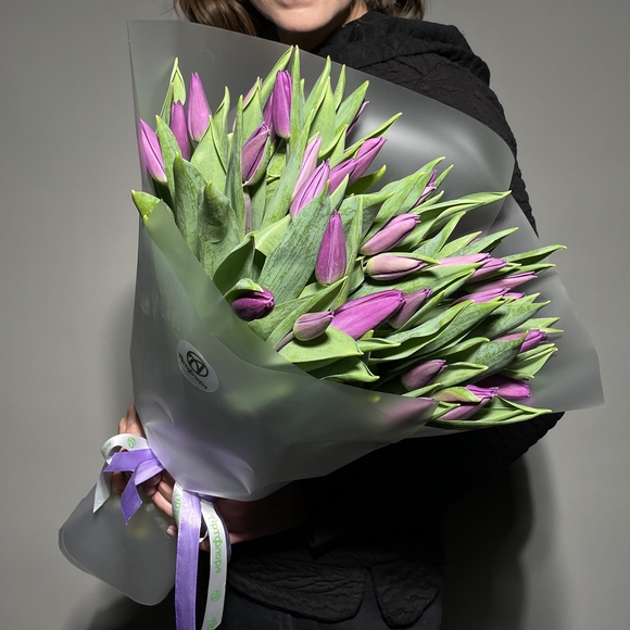 Букет из 35 сиреневых тюльпанов (Голландия) в корейской упаковке