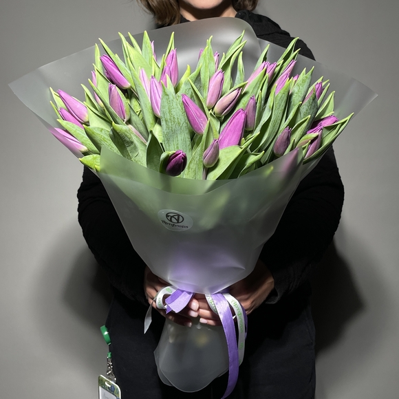 Букет из 35 сиреневых тюльпанов (Голландия) в корейской упаковке