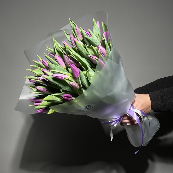 Букет из 35 сиреневых тюльпанов (Голландия) в корейской упаковке
