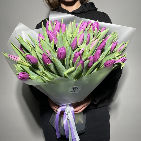 Букет из 51 сиреневого тюльпана (Голландия) в корейской упаковке