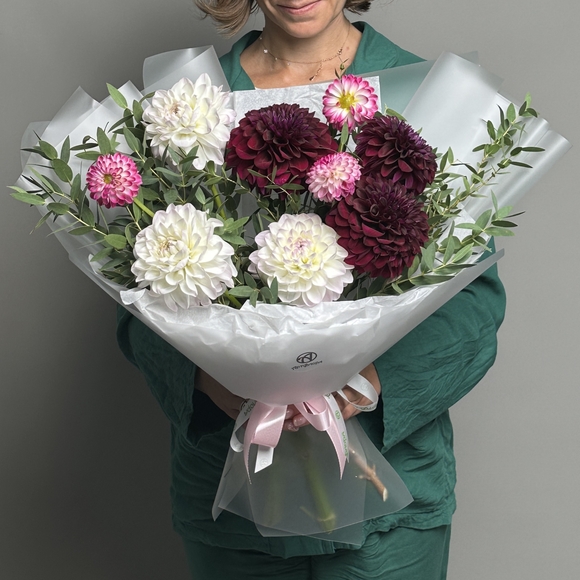 Букет из 9 георгинов нежный микс в корейской матовой упаковке