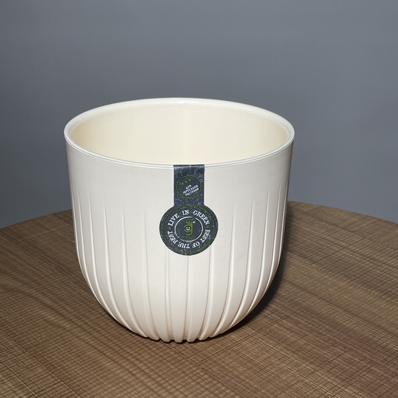 Кашпо пластик ванильный (В15х Д17)