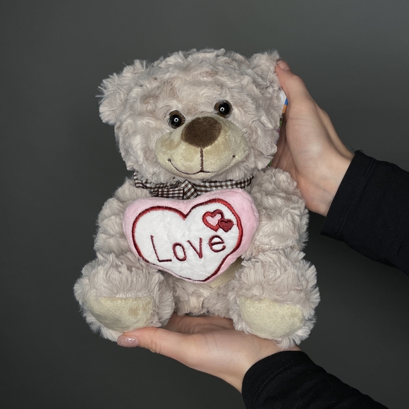 Игрушка мишка с сердцем 23 см