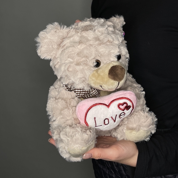 Игрушка мишка с сердцем 23 см
