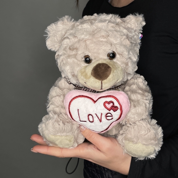 Игрушка мишка с сердцем 23 см