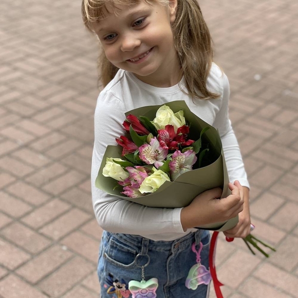 Букет из белых роз 50 см (Кения) и альстромерии микс