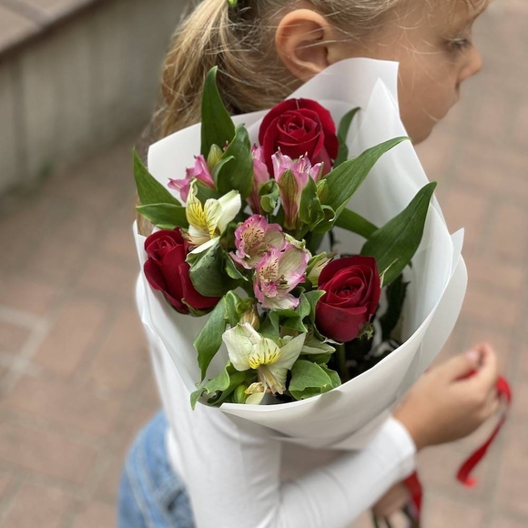 Букет из красных роз 50 см (Кения) и альстромерии микс
