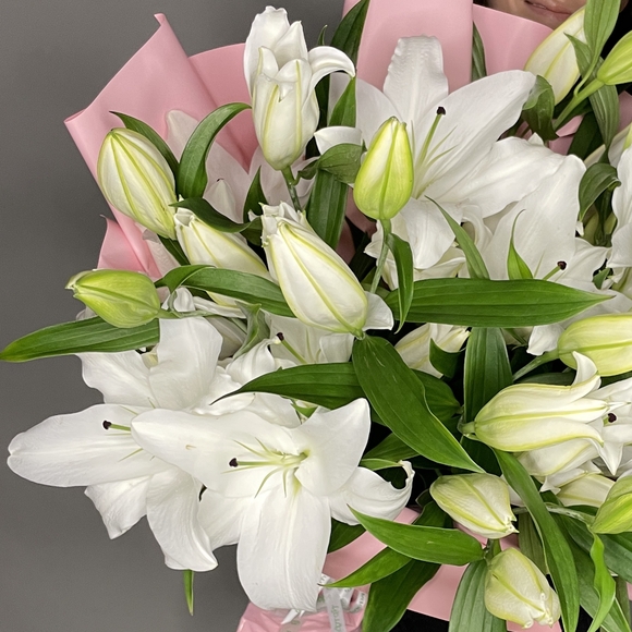 Букет из 11 белых лилий ориенталь (60 см)