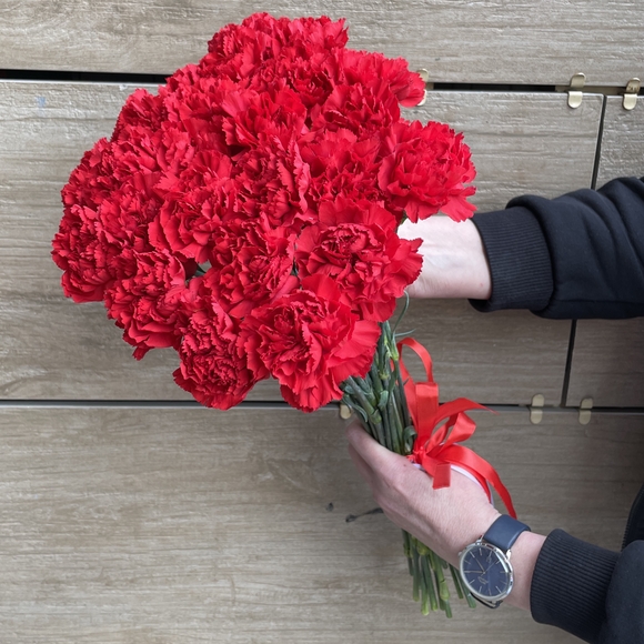 Букет из 25 красных гвоздик