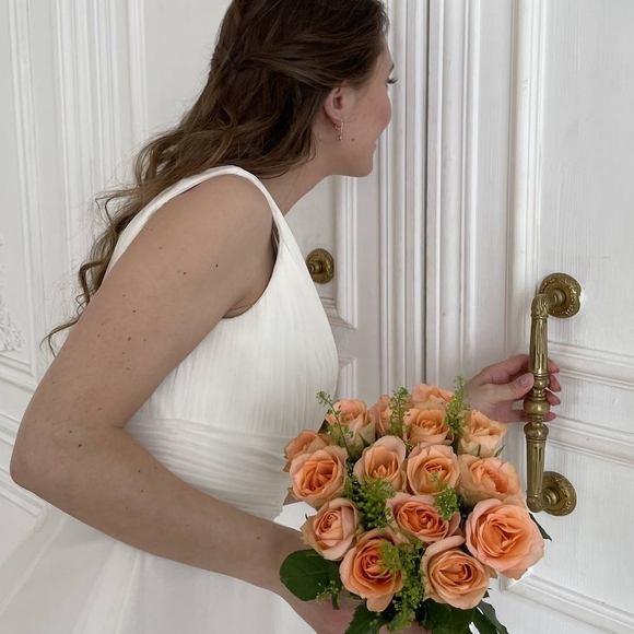 Букет невесты из персиковых роз с зеленью