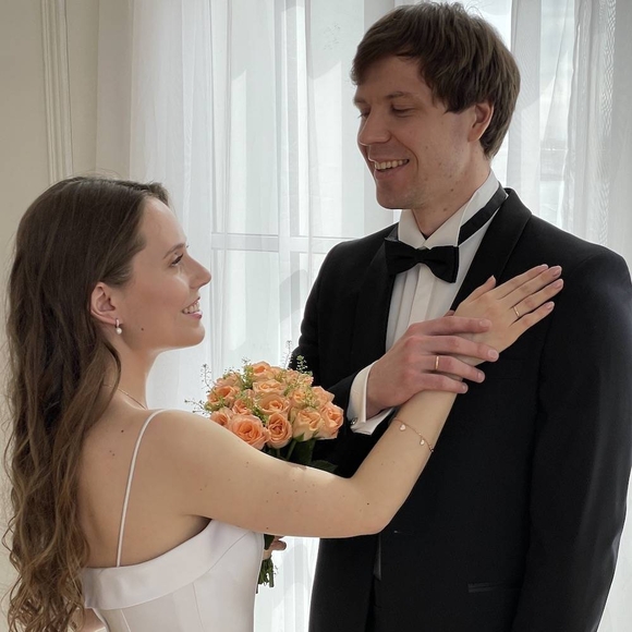 Букет невесты из персиковых роз с зеленью